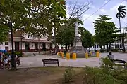 Marta Abreu train station across Martyrs Park. At the center the truncated pillar monument dedicated to the Martyrs of the Colonial Independence War. Photo from 2010