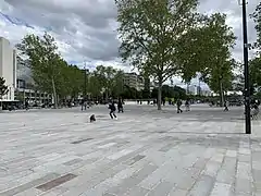 Now with a pedestrian space at the south side of the monument