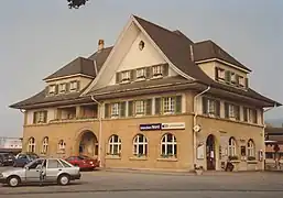 Station building, street-side (1990)